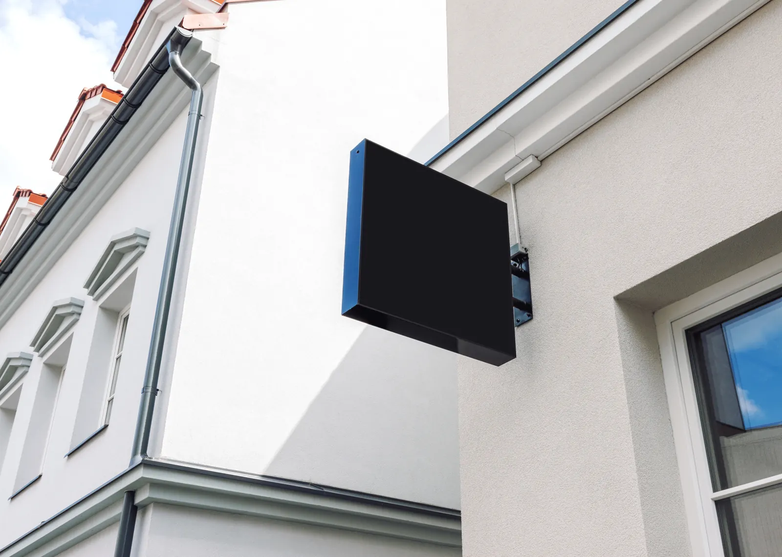 Firmenschild aus Alu-Dibond an einer Fassade